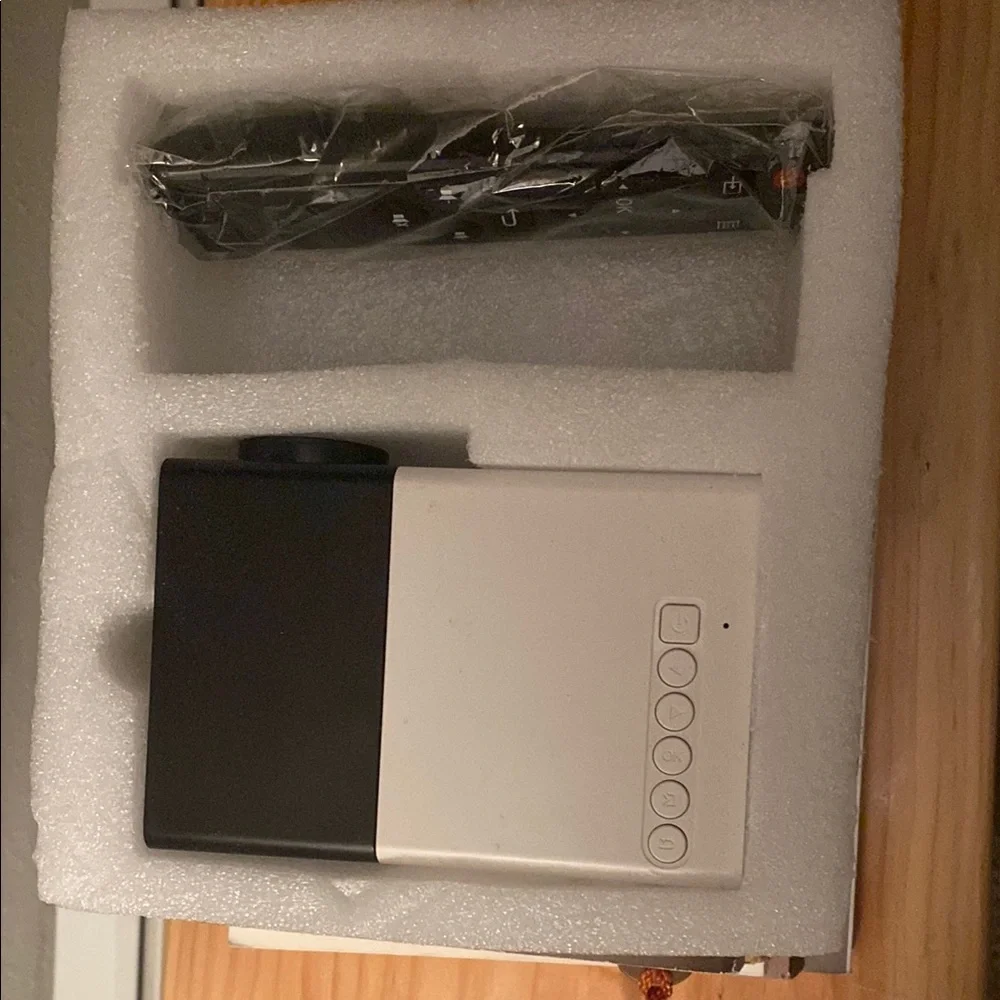 Mini Projector with Remote - Picture 1 of 8
